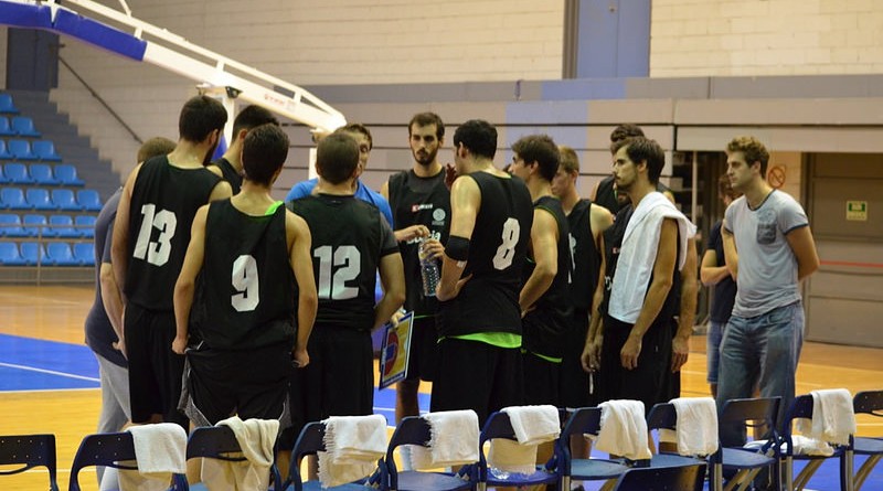 El Behappy2 CB Myrtia puede proclamarse campeón de la Copa Federación si vence hoy jueves al UCAM CB Murcia, en el partido que se disputa en el el Palacio de los Deportes de Murcia, a partir de las 19:00 horas. Ambos equipos, que jugarán está temporada en liga EBA, llevan trayectorias diferentes en la Copa Federación: Myrtia ha ganado todos sus partidos, mientras que el equipo universitario ha cosechado sendas derrotas ante los dos equipos de Primera División, si bien es cierto que no han participado varios jugadores importantes por encontrarse de gira con el primer equipo.