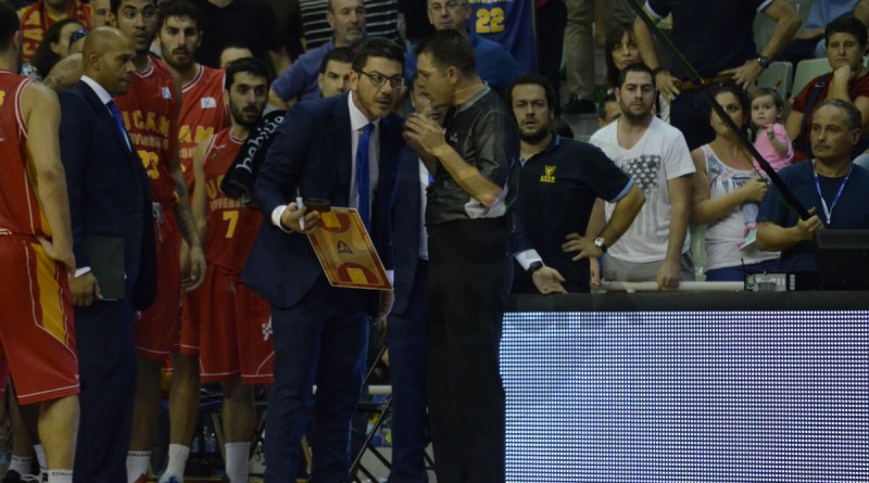 Fotis Katsikaris, hablando con el cuerpo arbitral tras la polémica jugada